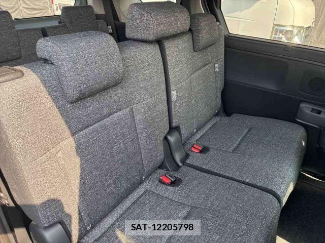 Toyota SIENTA 2026-05 8219001-6