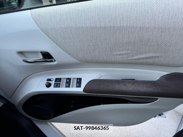 Toyota SIENTA 2016-05 8219778-3