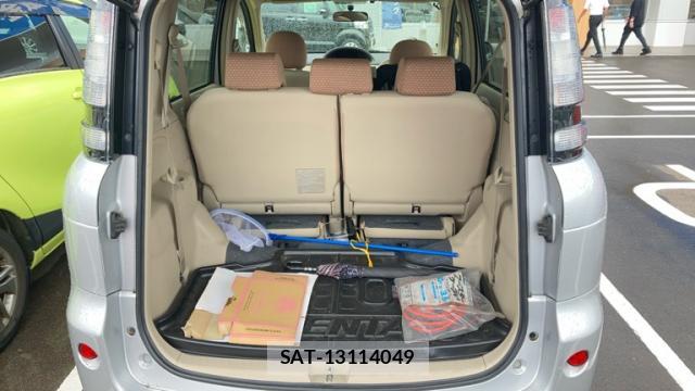 Toyota SIENTA 2011-10 8219859-15