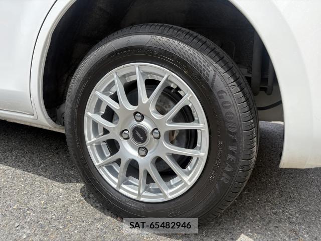 Toyota SIENTA 2012-10 8220699-17