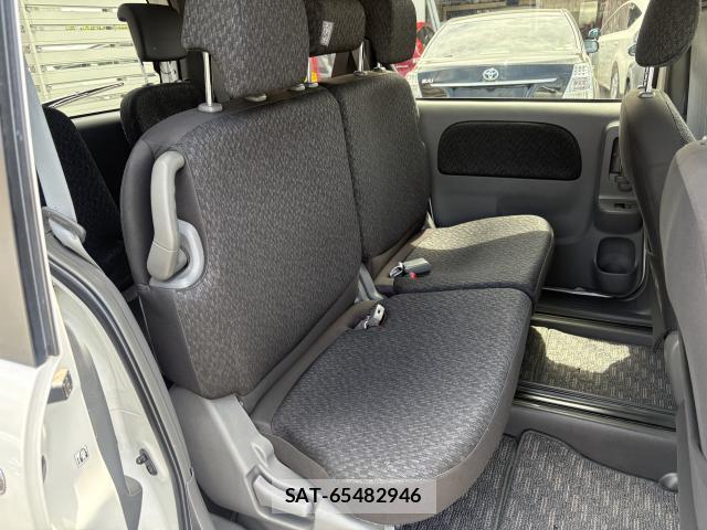 Toyota SIENTA 2012-10 8220699-19