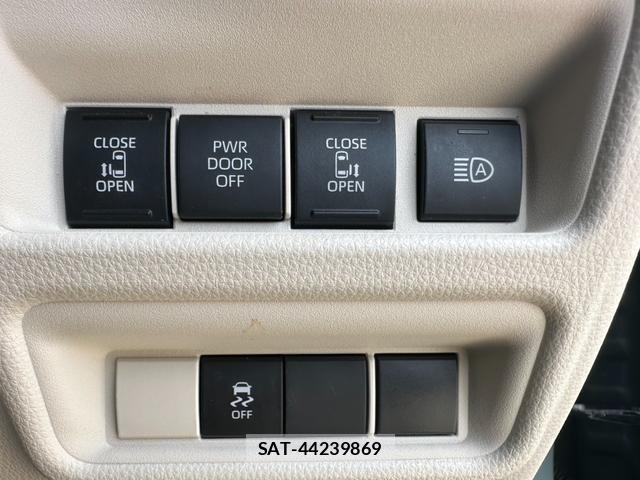 Toyota SIENTA 2023-07 8224647-12
