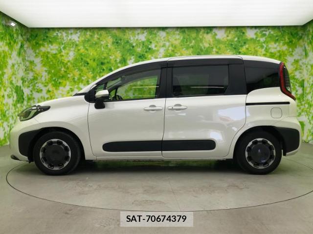 Toyota SIENTA 2023-10 8225093-1