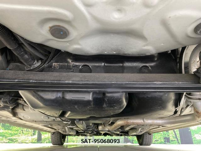Toyota SPADE 2014-06 8220410-18