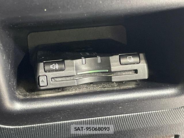Toyota SPADE 2014-06 8220410-5