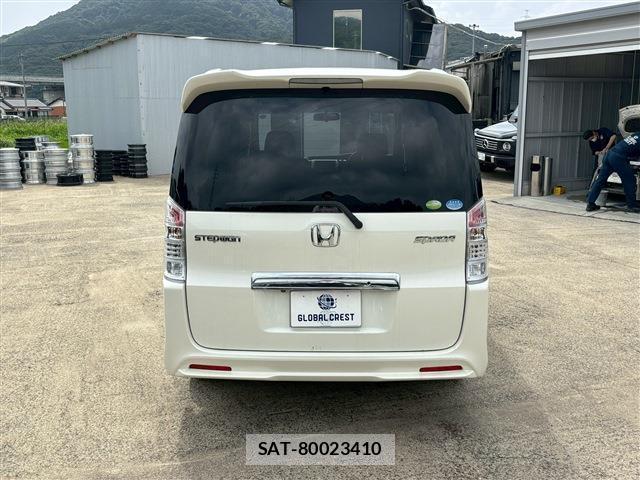 Honda e 2010-06 8222594-14