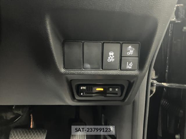 Honda e 2017-05 8224408-8