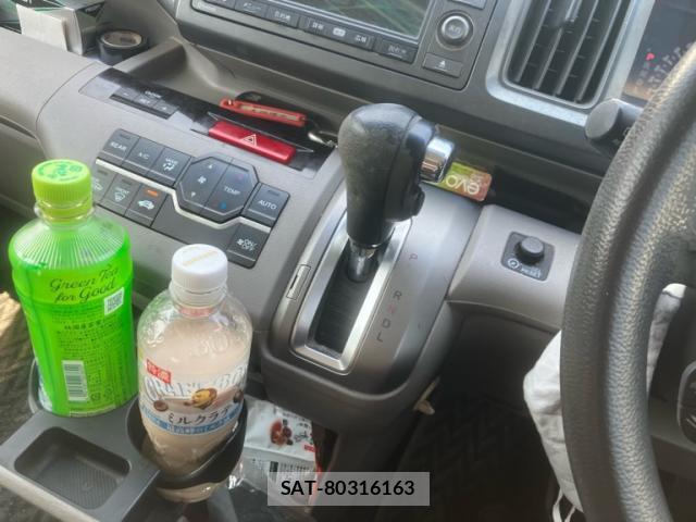 Honda e 2010-02 8219641-17