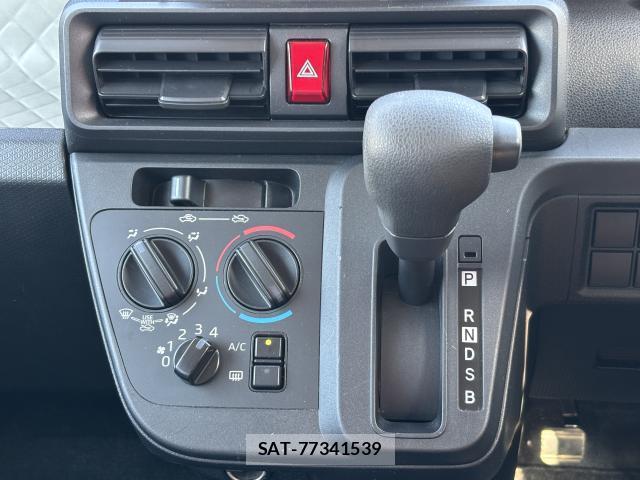 Daihatsu TANTO 2021-12 8220479-9