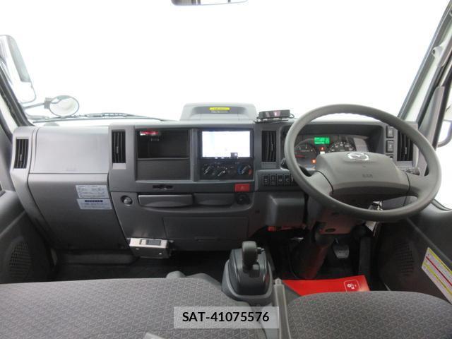 Mazda TITAN 2020-03 8216709-16