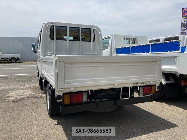 Mazda TITAN 2010-08 8218735-1