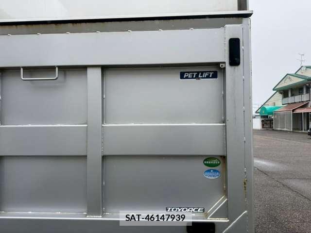 Toyota TOYOACE 2017-03 8218128-18