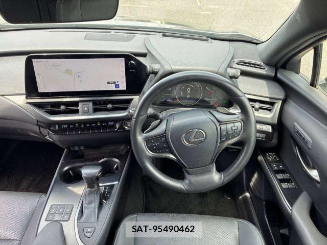 Lexus UX 2023-07 8216384-2