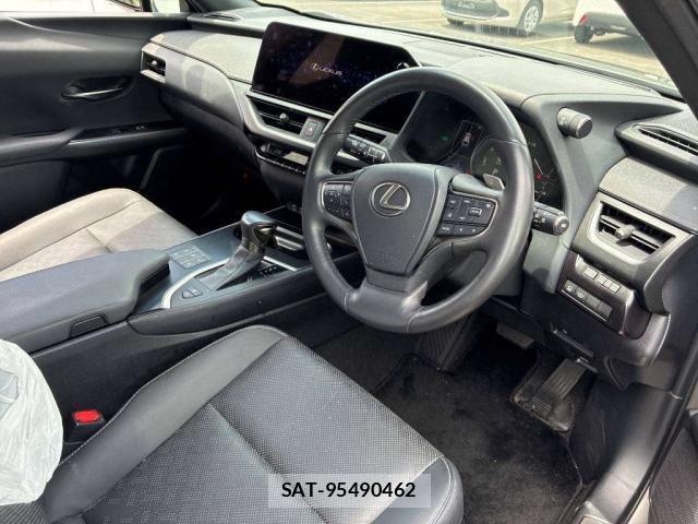 Lexus UX 2023-07 8216384-5