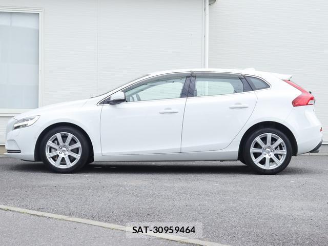 Volvo V40 2018-01 8216600-10