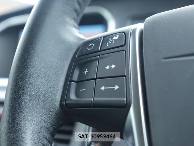 Volvo V40 2018-01 8216600-13