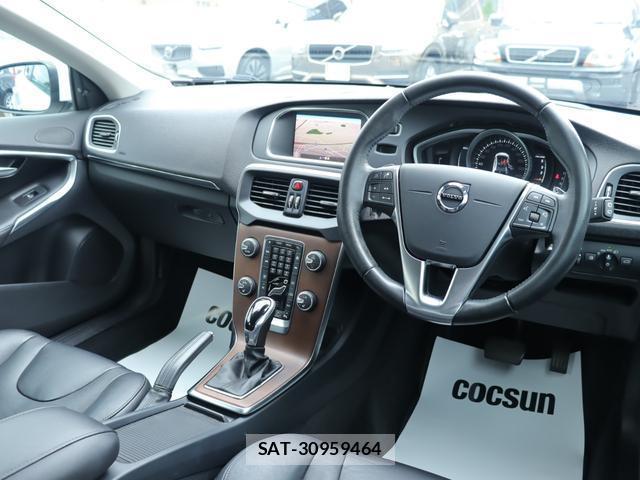 Volvo V40 2018-01 8216600-15