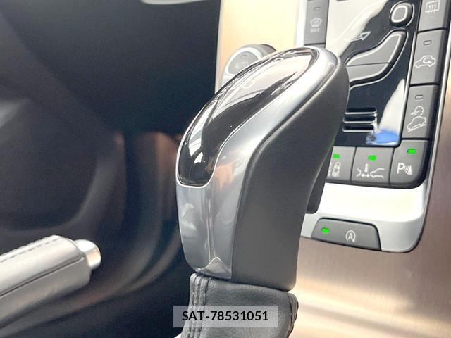 Volvo V40 2013-08 8219359-11