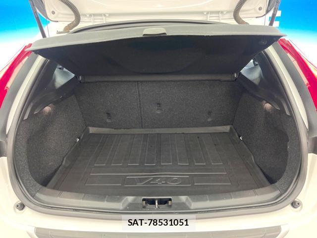Volvo V40 2013-08 8219359-13