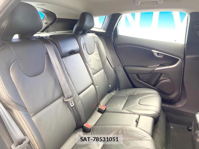 Volvo V40 2013-08 8219359-8
