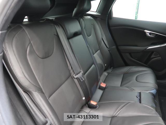 Volvo V40 2017-06 8219503-12