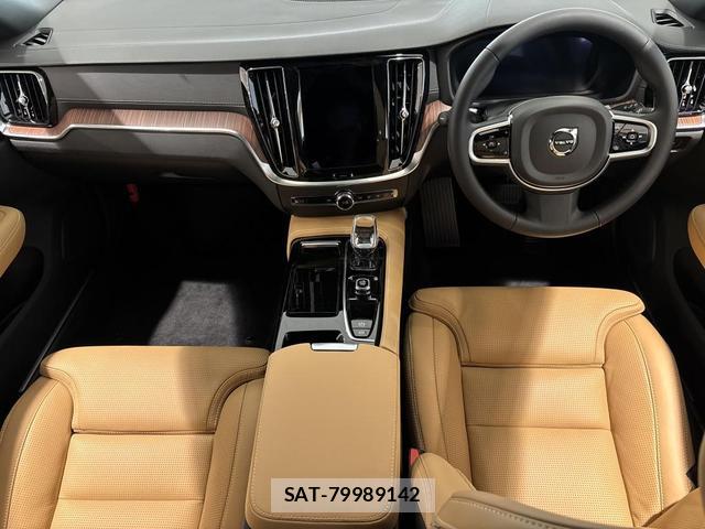 Volvo V60 2025-08 8218300-1