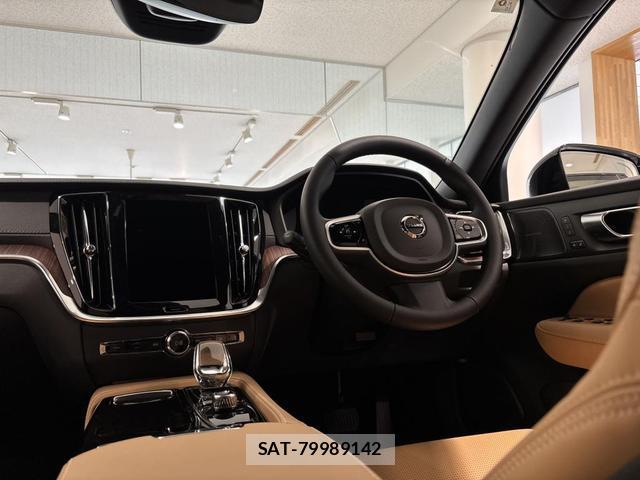 Volvo V60 2025-08 8218300-8