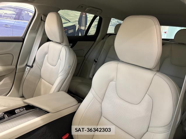 Volvo V60 2025-11 8218302-4