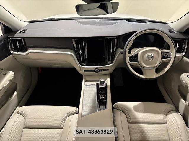 Volvo V60 2025-10 8218303-1