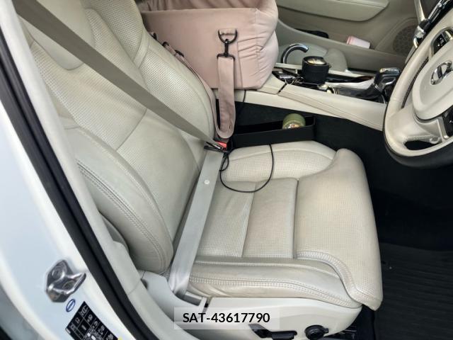 Volvo V90 2018-07 8223880-6