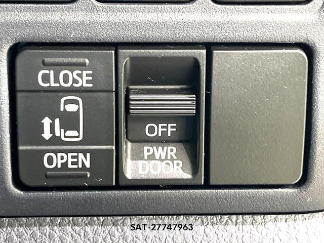 Toyota VOXY 2014-06 8216120-2