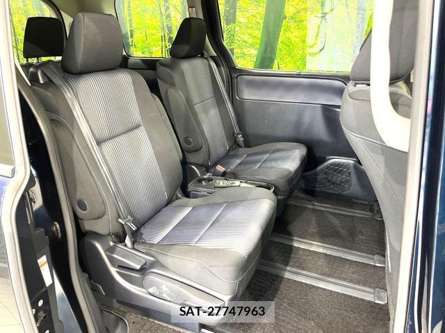 Toyota VOXY 2014-06 8216120-9