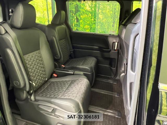 Toyota VOXY 2023-06 8216328-8