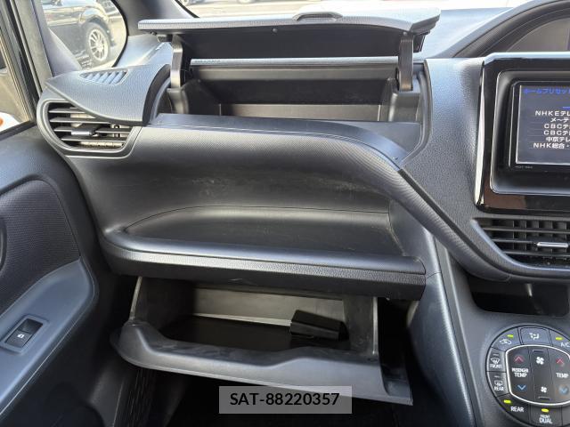 Toyota VOXY 2016-03 8216461-12