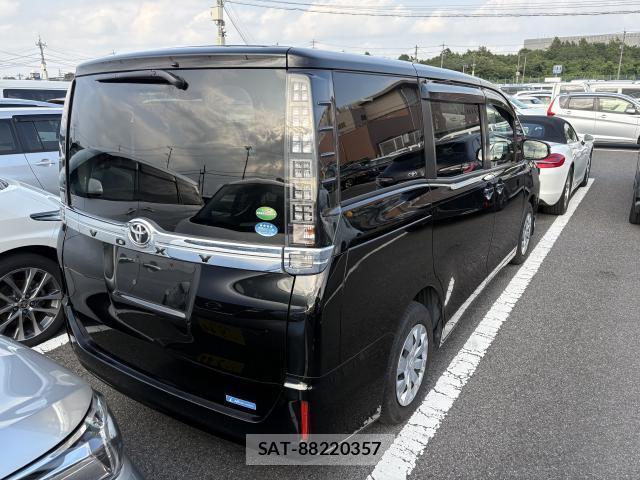 Toyota VOXY 2016-03 8216461-2