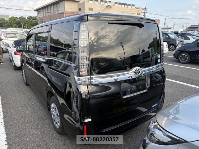 Toyota VOXY 2016-03 8216461-3