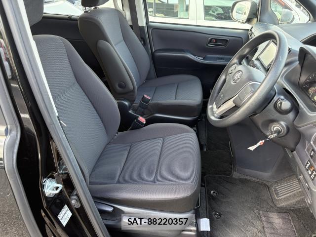 Toyota VOXY 2016-03 8216461-4