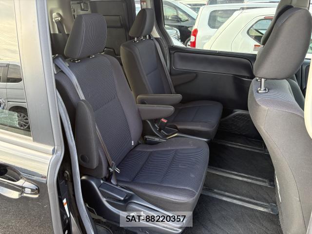 Toyota VOXY 2016-03 8216461-6