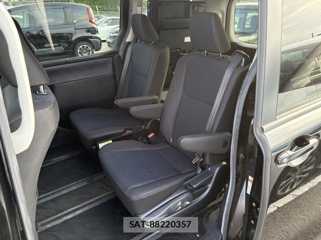 Toyota VOXY 2016-03 8216461-7