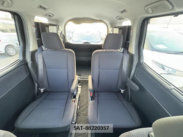Toyota VOXY 2016-03 8216461-8