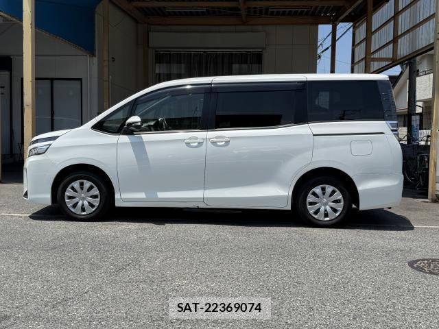 Toyota VOXY 2018-10 8216717-18