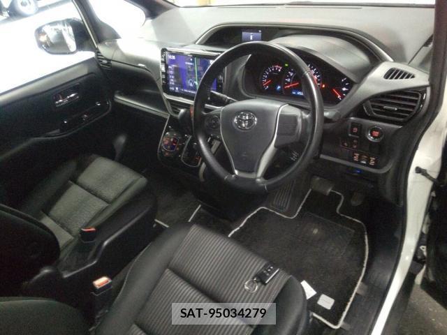 Toyota VOXY 2018-03 8216989-2