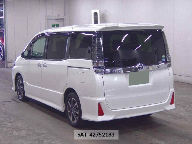 Toyota VOXY 2018-08 8217005-1