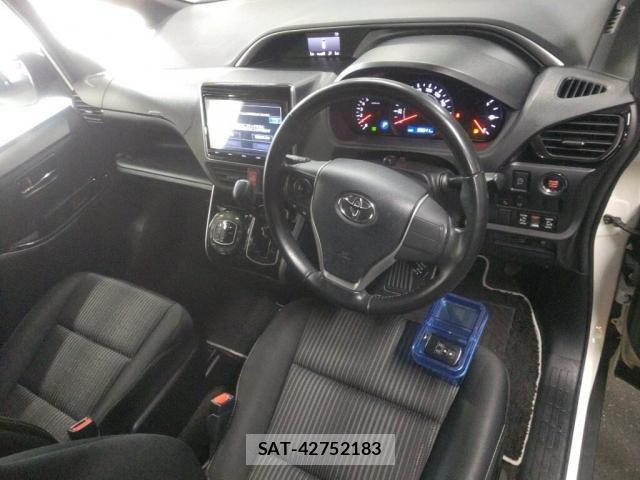 Toyota VOXY 2018-08 8217005-2