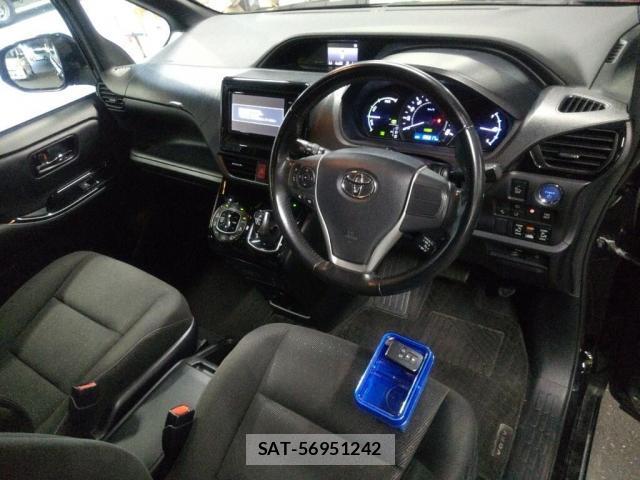 Toyota VOXY 2017-11 8217061-2
