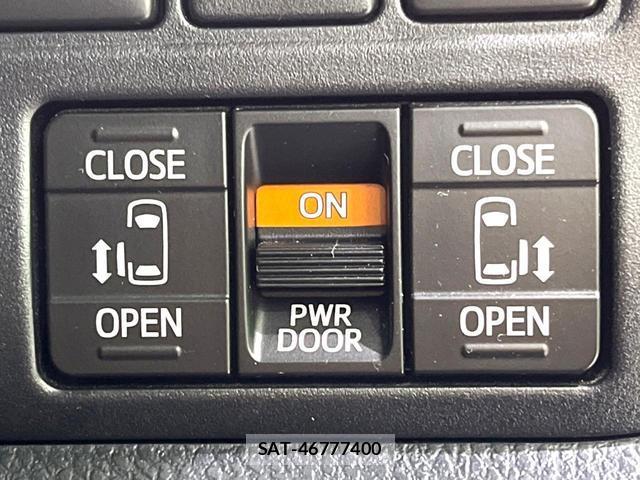 Toyota VOXY 2020-09 8217105-6