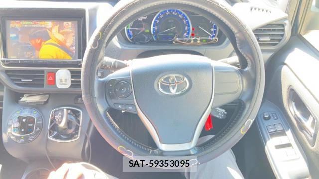 Toyota VOXY 2015-09 8217148-10
