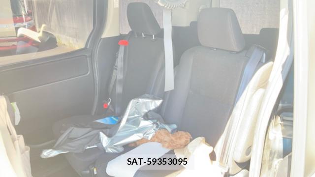 Toyota VOXY 2015-09 8217148-16