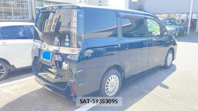 Toyota VOXY 2015-09 8217148-2