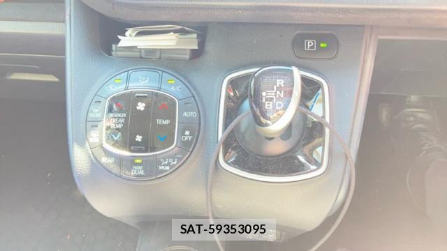 Toyota VOXY 2015-09 8217148-9